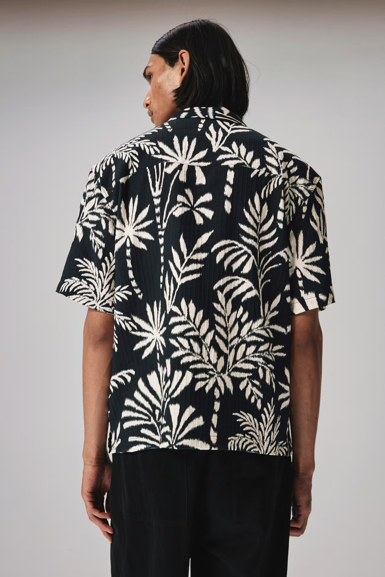 Black/Leaf-patterned